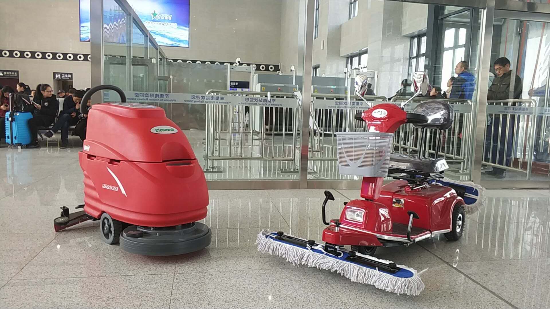 如何運(yùn)用電動(dòng)塵推車對大理石地面清潔6